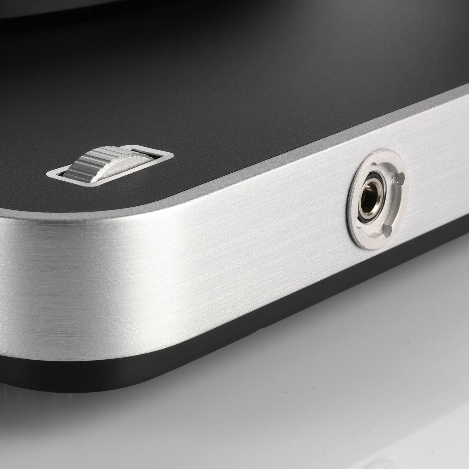 Clearaudio: Concept Active Turntable - Satisfy Tonearm / Maestro V2 Cartridge - Black (Open Box Special) - Image 3