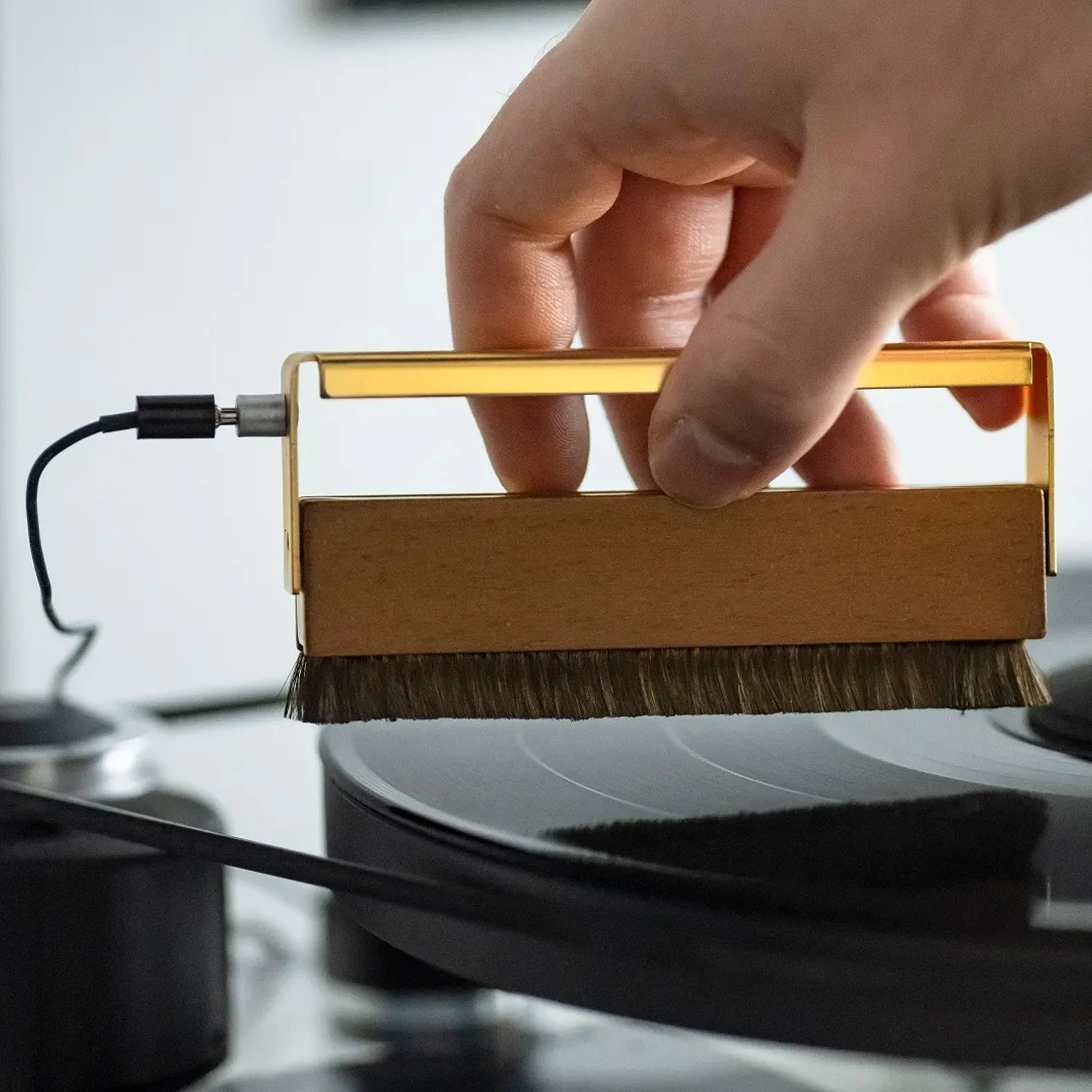 Pro-Ject: Brush It Premium Grounded Record Cleaning Brush - Image 2