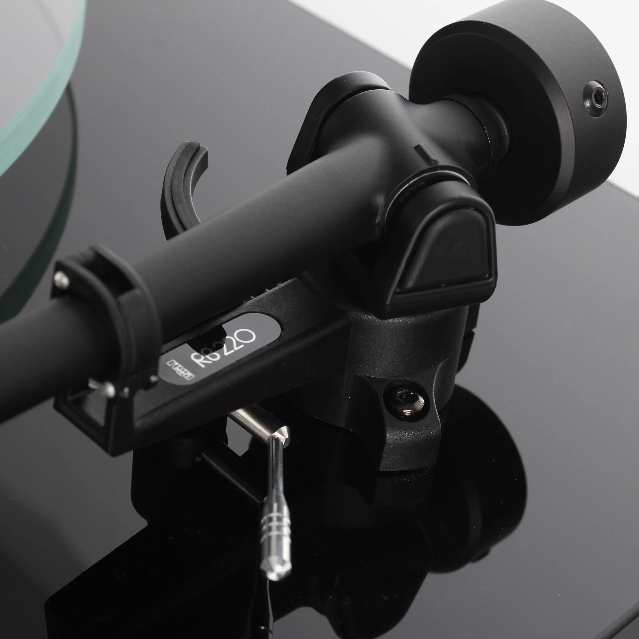 Rega: Planar 2 Turntable w/ ND3 Cartridge - Black - Image 3