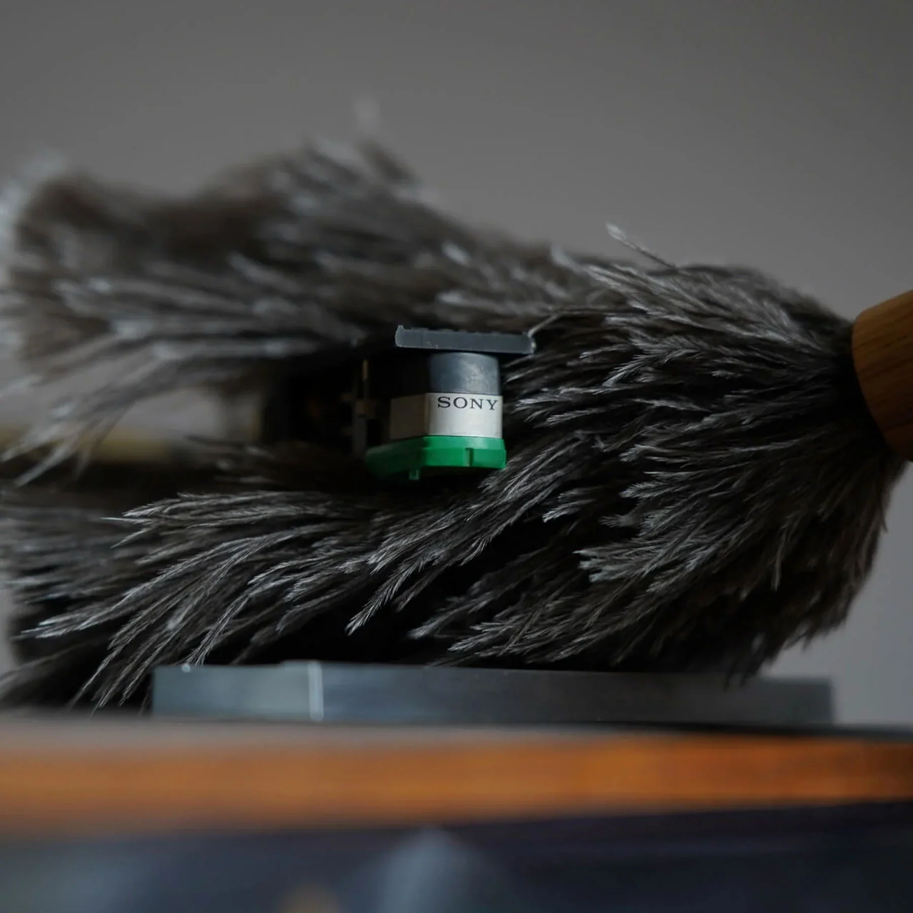 Vinyfix: Feather Record Duster & Single Adaptor / Stand - Image 3